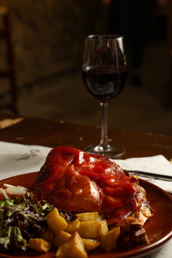 Pierna de cordero asada con guarnición, plato de Es Celler de Petra