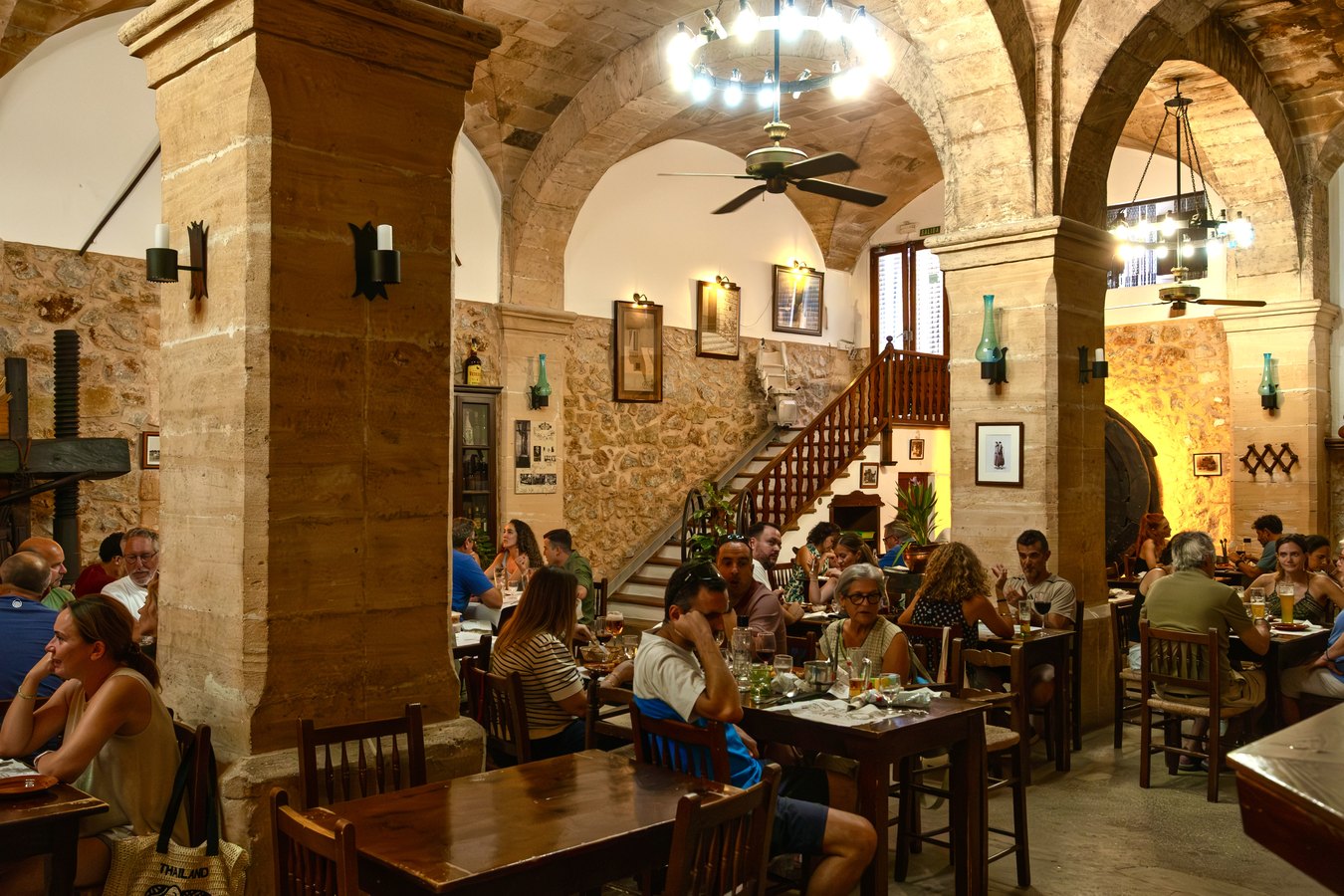 Comedor con la escalera de madera al fondo