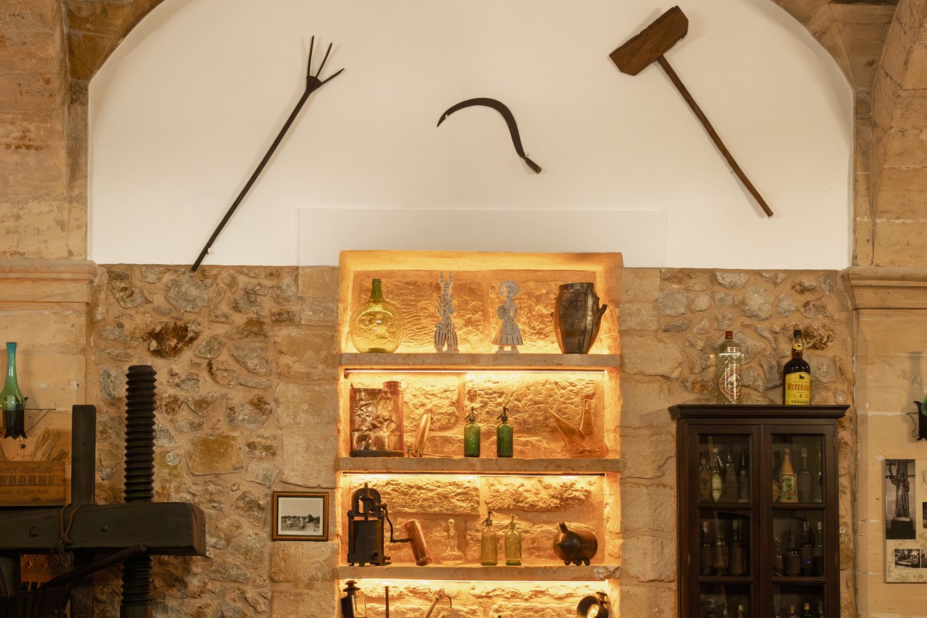 Vitrina con botellas y útiles antiguos del celler