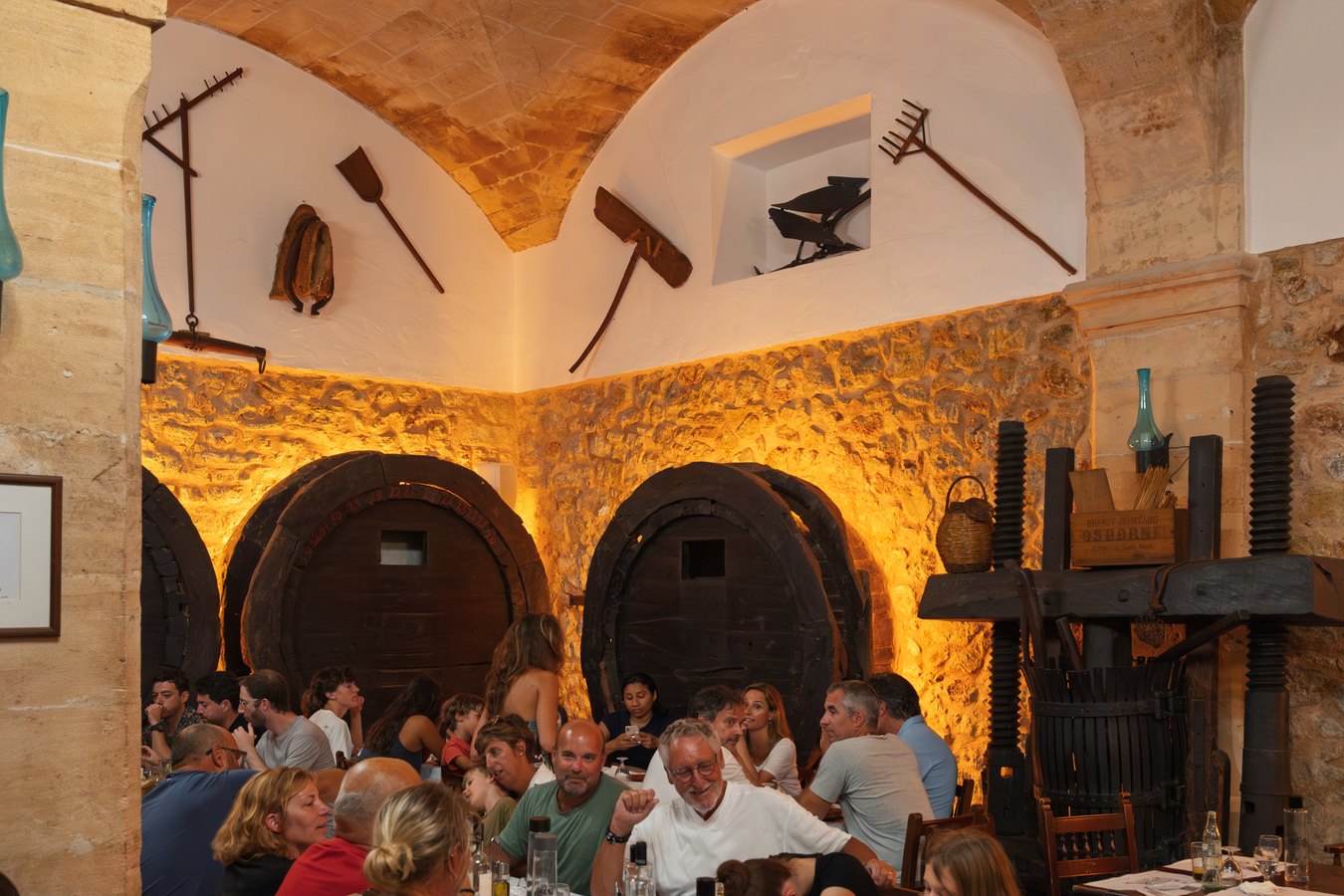 Las dos grandes botas de vino presidiendo el comedor