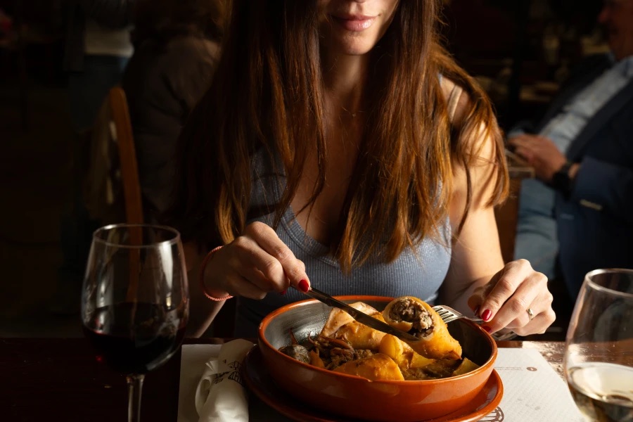 Comensal disfrutando de un plato en Es Celler de Petra