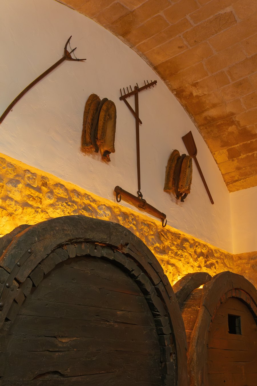 Botas de vino bajo el arco de piedra