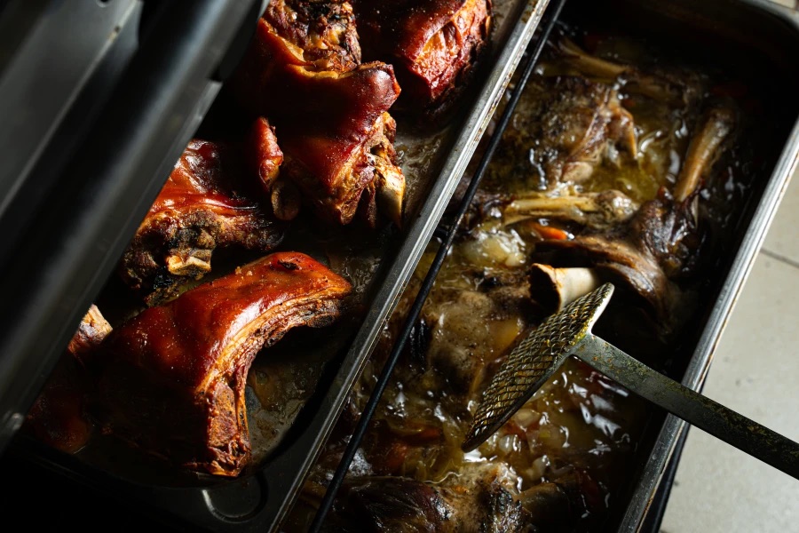 Costillas al horno preparándose en la cocina