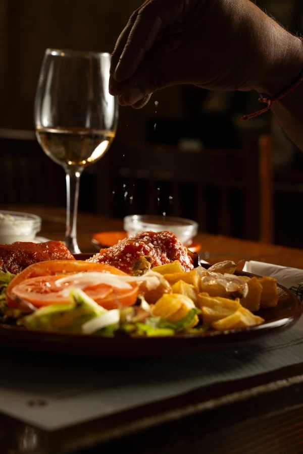 Detalle de un plato salpimentado en la mesa