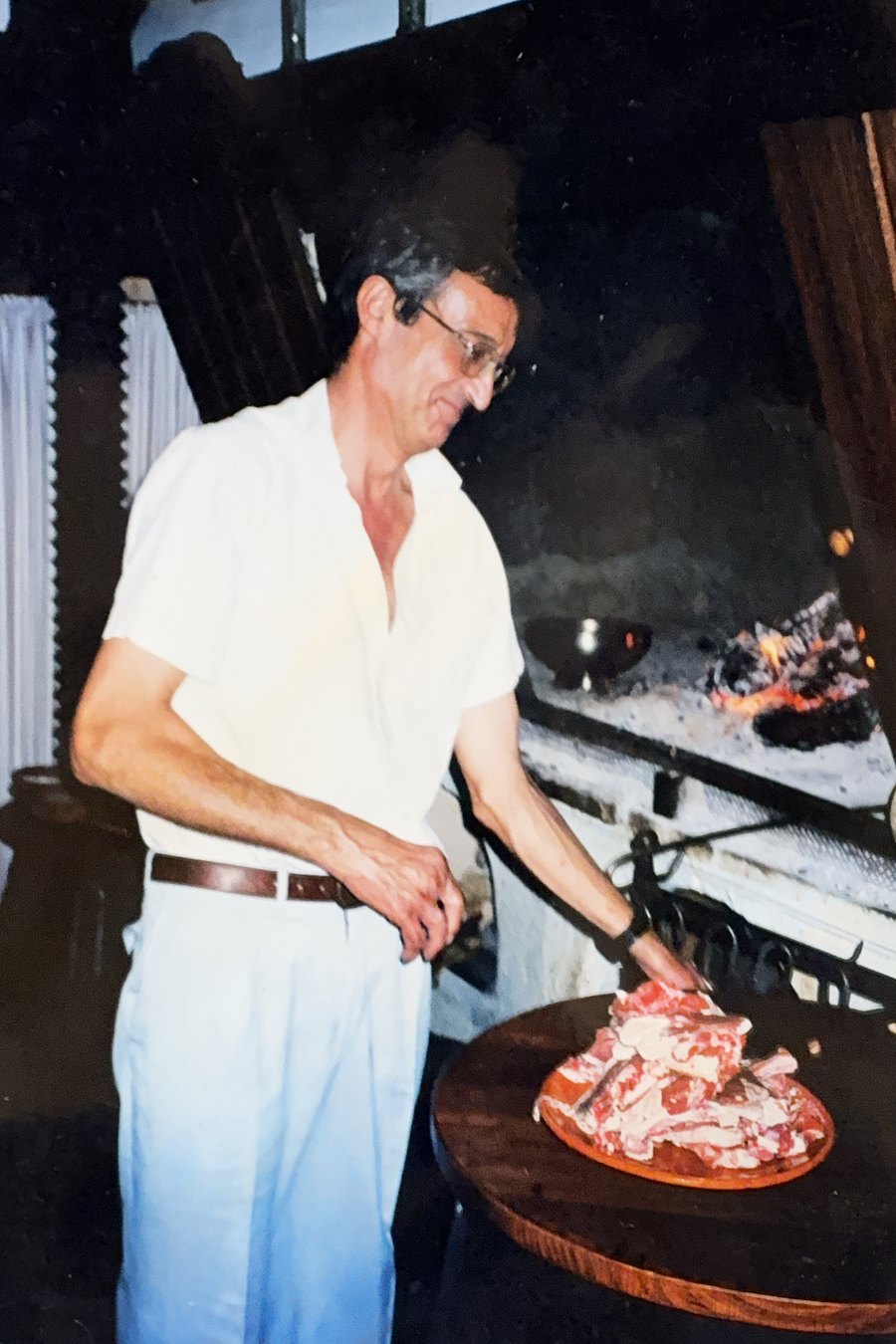 Fotografía antigua: preparando la carne en la parrilla de leña del celler