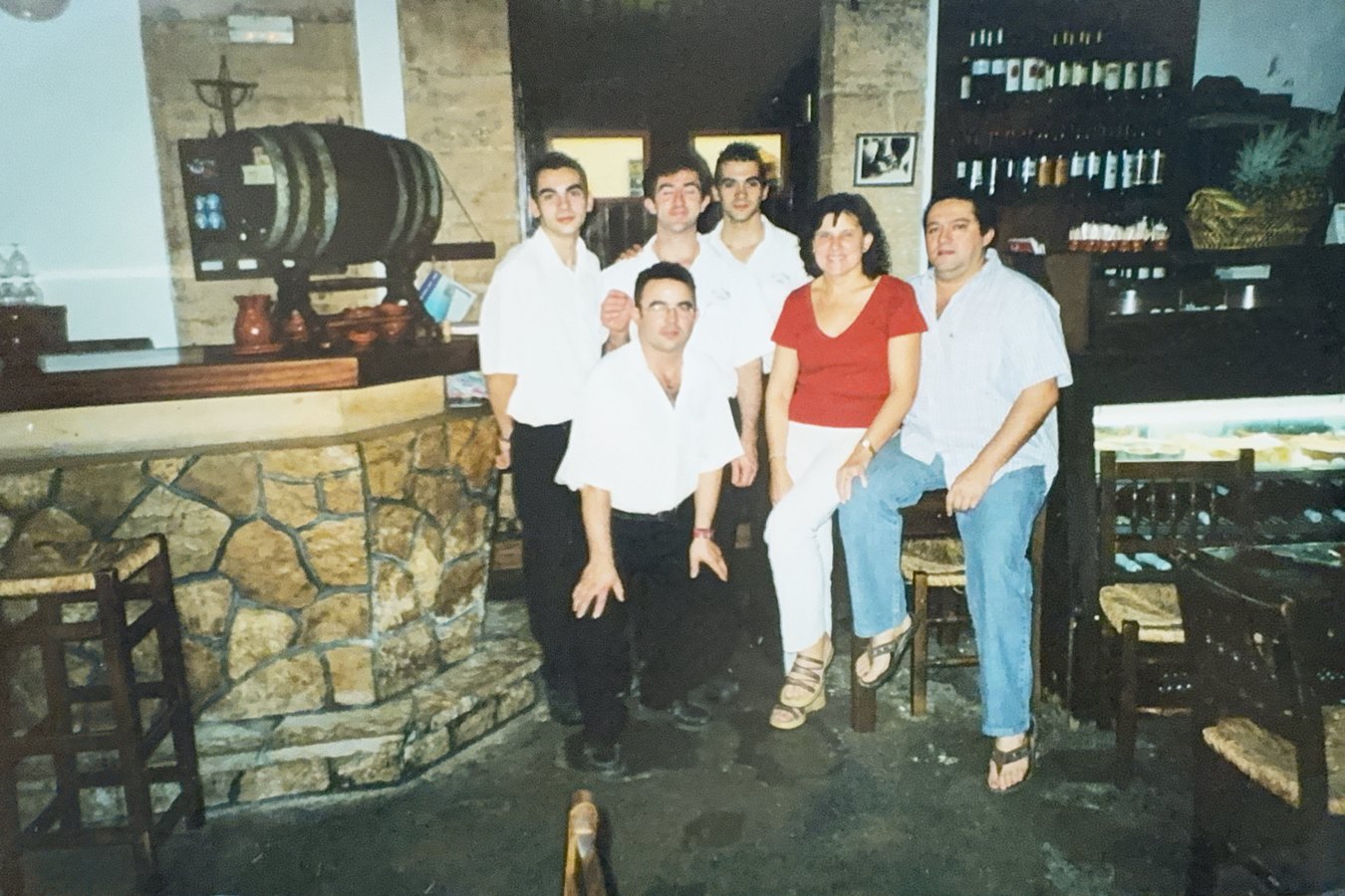 Fotografía antigua: el equipo del restaurante junto a la bota de vino