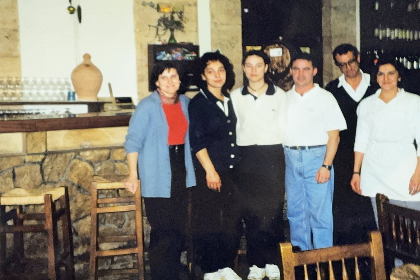 Fotografía antigua: el equipo del restaurante en la barra de piedra