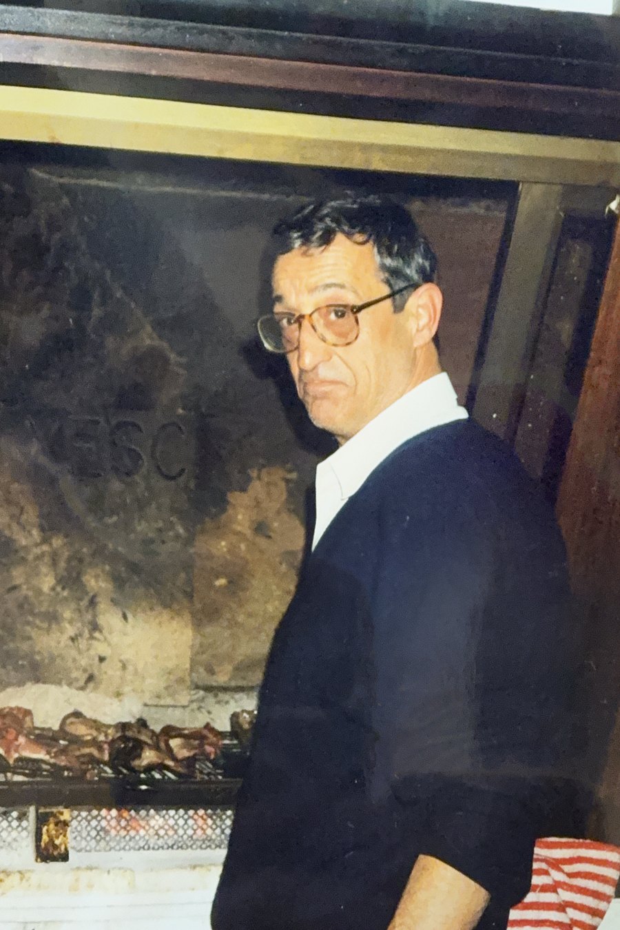 Fotografía antigua: junto a la parrilla encendida del celler