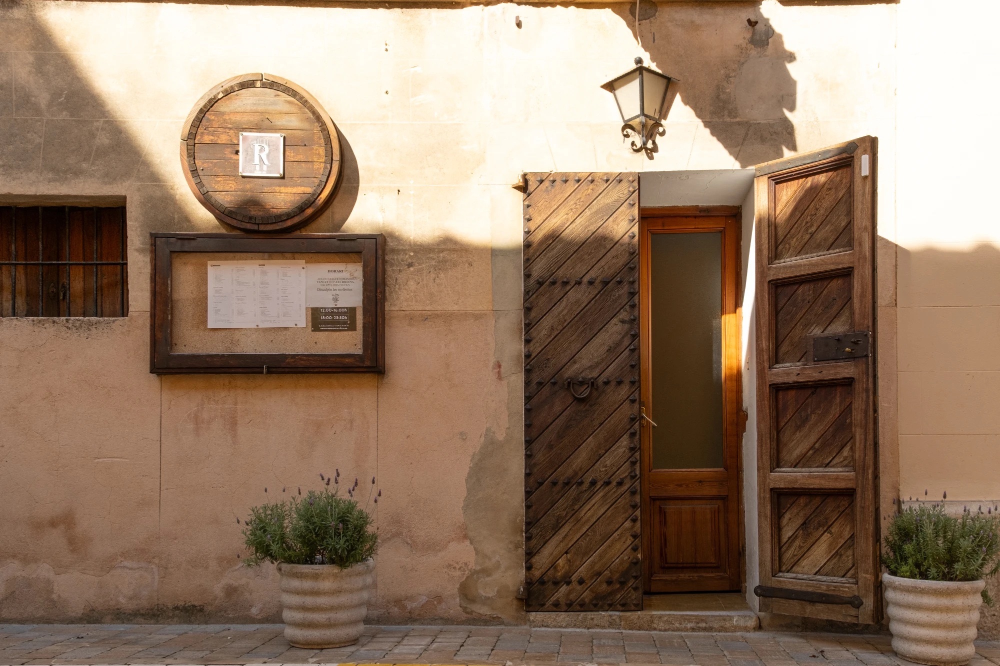Fachada y entrada de Es Celler de Petra al atardecer