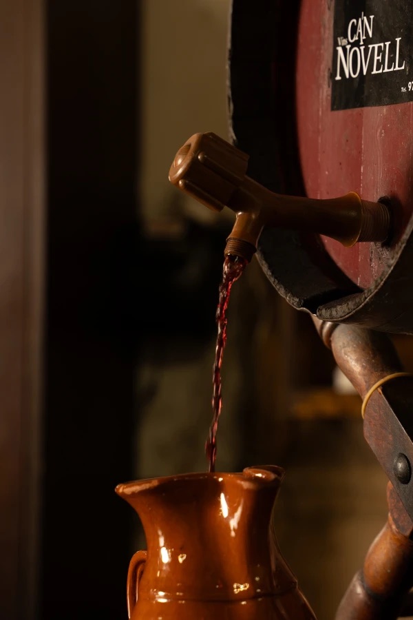 Vino mallorquín servido en Es Celler de Petra